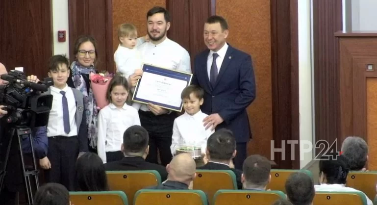 Семья Фёдоровых с мэром Нижнекамска Рамилем Муллиным