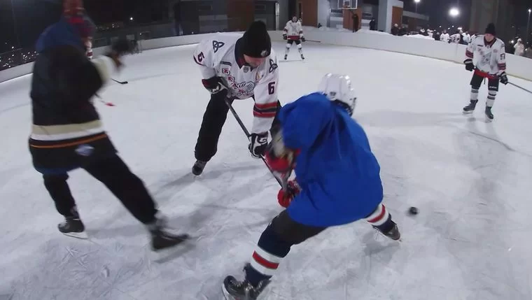 В Нижнекамске по случаю Дня защитника Отечества отцы сразились с сыновьями в хоккейном матче
