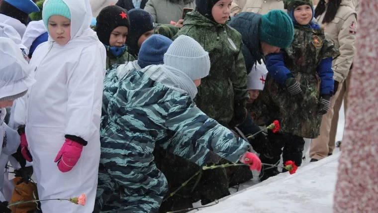 Детсадовцы возложили цветы к подножию монумента героям-землякам