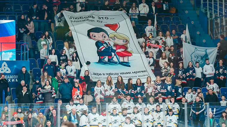 На хоккейном матче в Нижнекамске в канун Дня Святого Валентина развернули гигантский вкладыш Love is