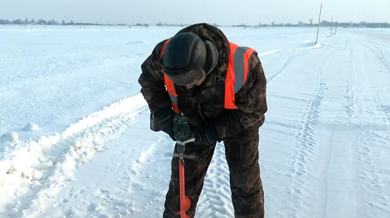 Работники ледовой переправы под Нижнекамском рассказали, какие машины они не пропускают
