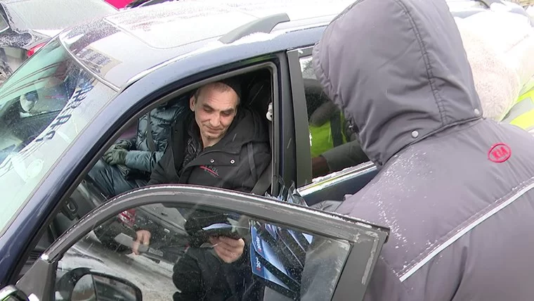 В Нижнекамске сотрудники ГИБДД поздравили водителей с наступающим Днем защитника Отечества