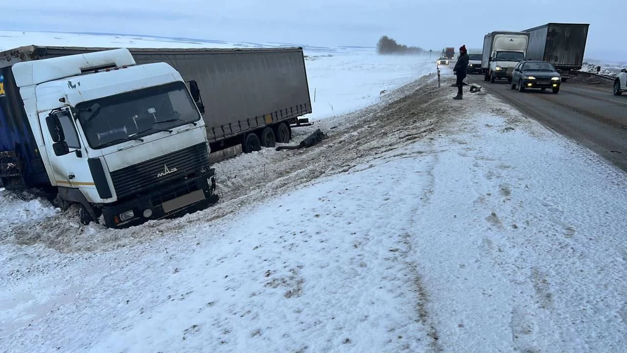 На трассе в Татарстане столкнулись иномарка и грузовик – погиб ребенок
