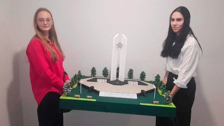 Нижнекамские первокурсницы создали макет монумента Победы