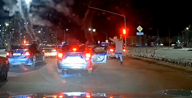 В Нижнекамске двое мужчин на светофоре вышли из машины и устроили танцы на дороге