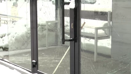 В Нижнекамске заменят разбитое стекло на трамвайной остановке - НТР 24