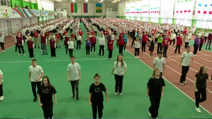 В Нижнекамске тысяча человек синхронно станцевали под песню «Вперед, Россия!» - НТР 24