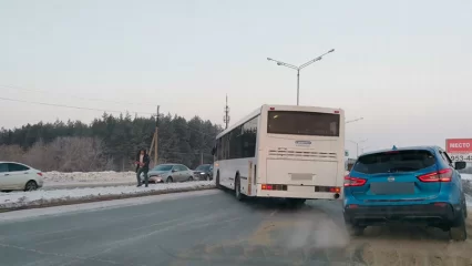 На Соболековской дороге в Нижнекамске автобус въехал в трактор