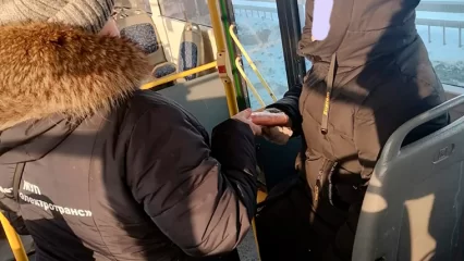 В общественном транспорте Казани контролёры раздали морковь безбилетным пассажирам