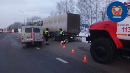 В ДТП на трассе Москва – Уфа в Татарстане погиб водитель легковушки, которая влетела под фуру