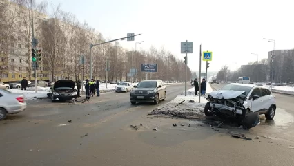 В Нижнекамске иномарка вылетела на «красный» и устроила массовую аварию на перекрёстке