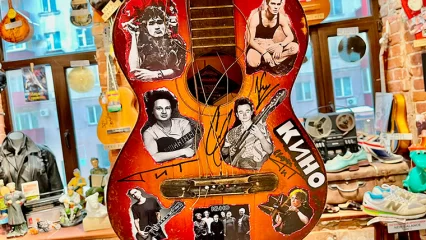 В казанском музее появилась гитара с автографами музыкантов из группы «Кино»