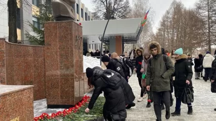 Нижнекамские студенты почтили память первостроителя Евгения Королёва - НТР 24