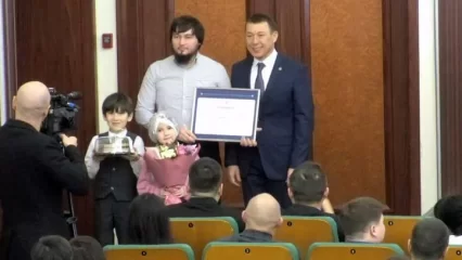 Две нижнекамские семьи получили из рук мэра сертификаты на субсидии для покупки жилья - НТР 24