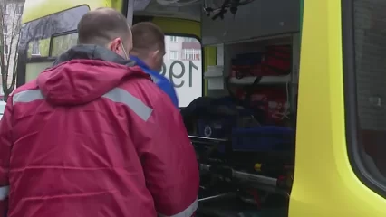 Нижнекамцы помогли пожилому мужчине, который упал и разбил нос на улице - НТР 24