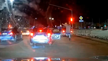 В Нижнекамске двое мужчин на светофоре вышли из машины и устроили танцы на дороге - НТР 24