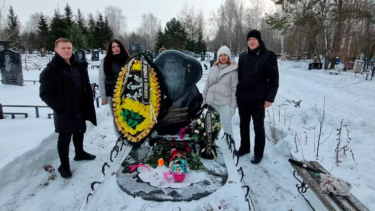 В Нижнекамске добровольцы отряда «След» посетили могилу Василисы Галицыной