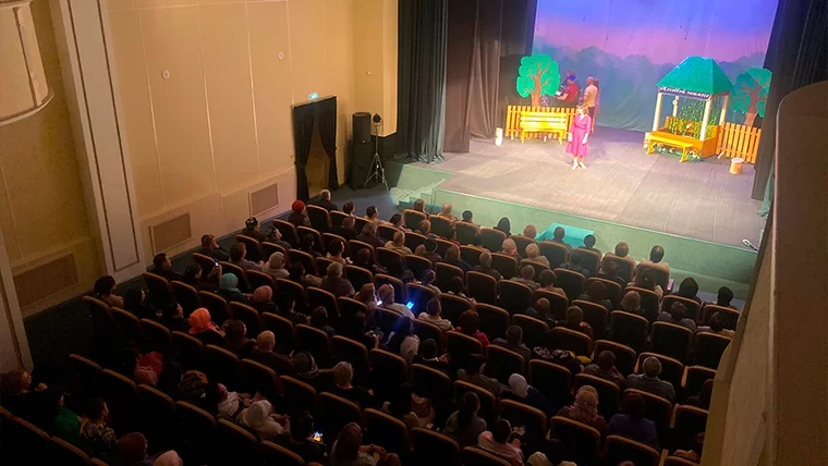 В Нижнекамске выступил народный театр, в котором актёры играют не хуже профессионалов