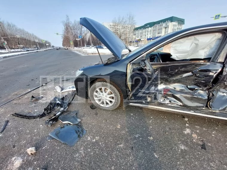 Один из автомобилей, попавших в ДТП на перекрестке пр. Вахитова - ул. Гагарина