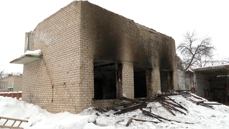 В Нижнекамске на ул. Юности горело заброшенное здание
