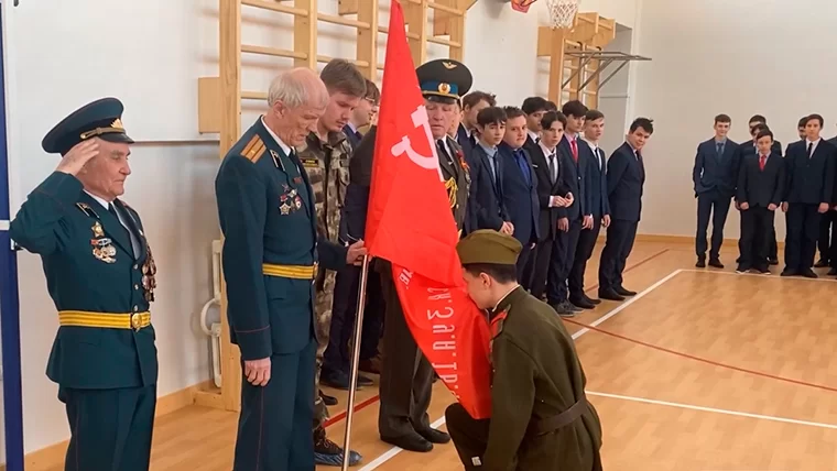 Нижнекамской школе вручили Знамя Победы