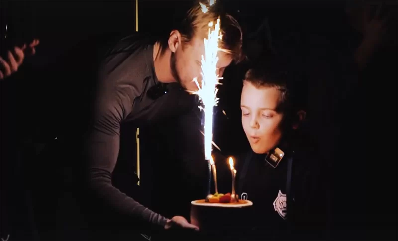 Хоккеисты «Нефтехимика» исполнили мечту юного болельщика в его день рождения