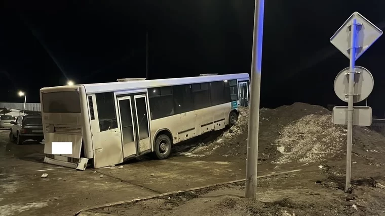 Автобус на сугробе