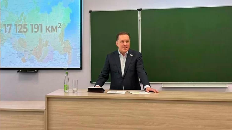 Депутат Госдумы РФ провёл урок в нижнекамской школе, в которой раньше учился 