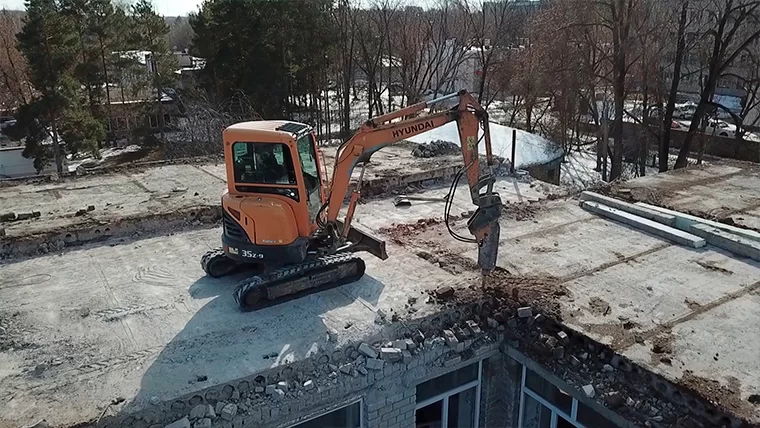 В Нижнекамске приступили к сносу заброшенного здания больницы с дурной славой