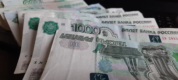 Пенсионер из Нижнекамска отправил незнакомцам фото банковской карты и лишился денег