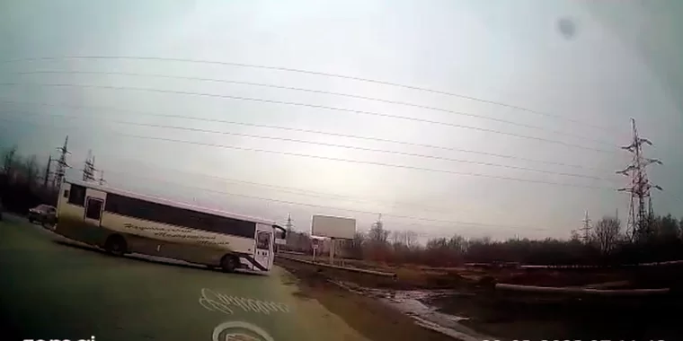 «Вот такие  ездят за рулём»: в Нижнекамске из-за беспечности водителя автобуса чуть не случилась авария