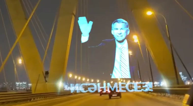 В Казани на мосту Миллениум «появилась» голограмма Рустама Минниханова