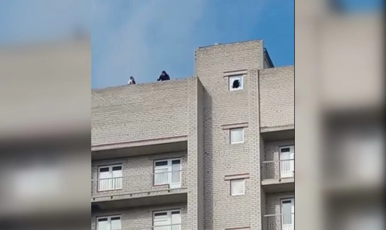 В Нижнекамске заметили гуляющих по крыше многоэтажки подростков