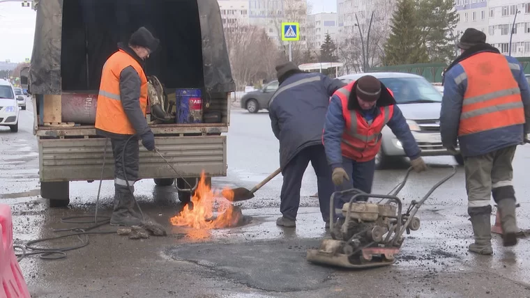 Рустам Минниханов поручил взять на контроль ямочный ремонт дорог в Татарстане
