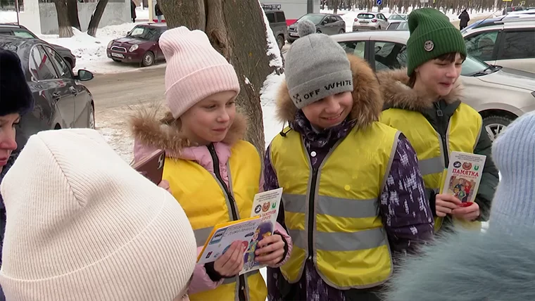 В Нижнекамске в рамках акции дети научили взрослых правилам перехода через дорогу