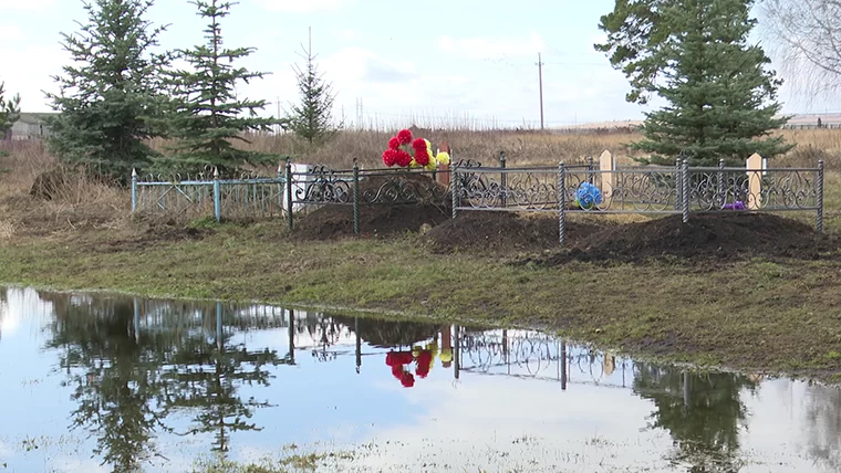 В Нижнекамском районе талыми водами подтопило кладбище