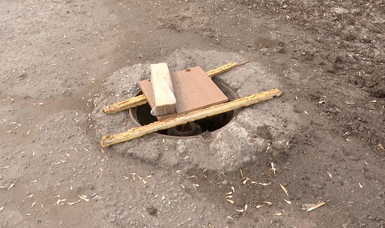 В Нижнекамске с начала года украли 16 канализационных люков