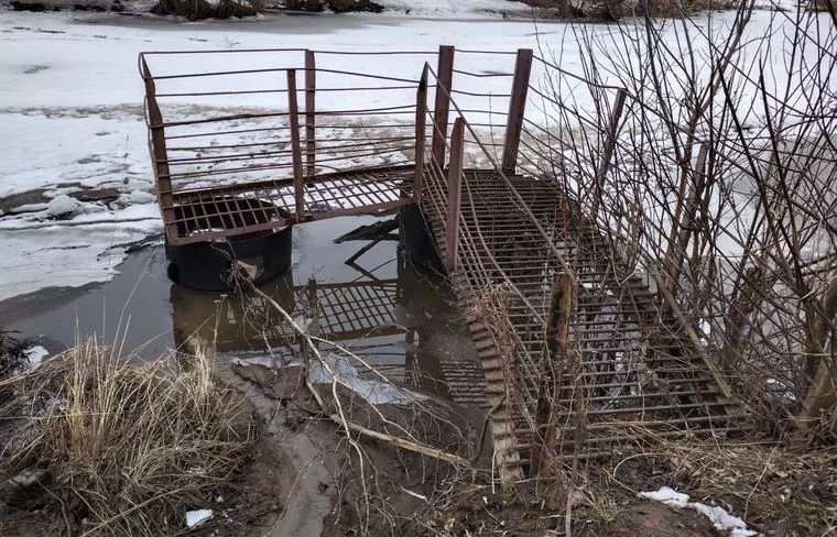 Трещины на асфальте и пустоты: мост в деревне Верхние Челны требует ремонта