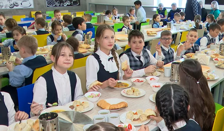 В Нижнекамске по случаю Навруза школьников накормили национальными блюдами