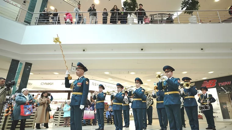 В Татарстане оркестр Росгвардии выступил в торговом центре для девушек в честь 8 Марта
