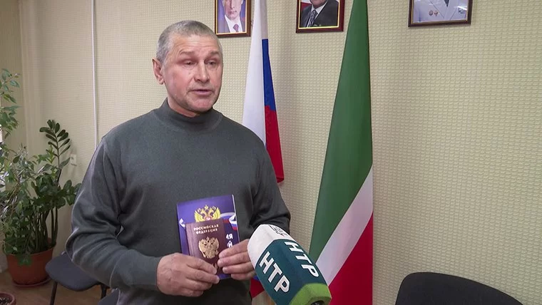 «Не нужен был»: житель Нижнекамского района впервые получил российский паспорт в 59 лет