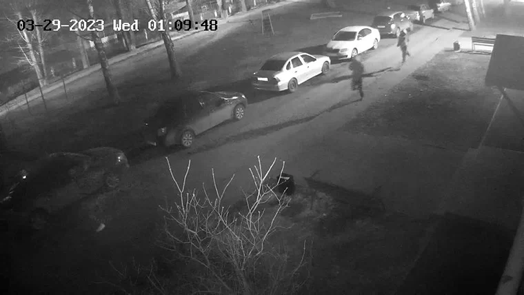 В Нижнекамске ночью неизвестные повредили несколько автомобилей во дворе дома