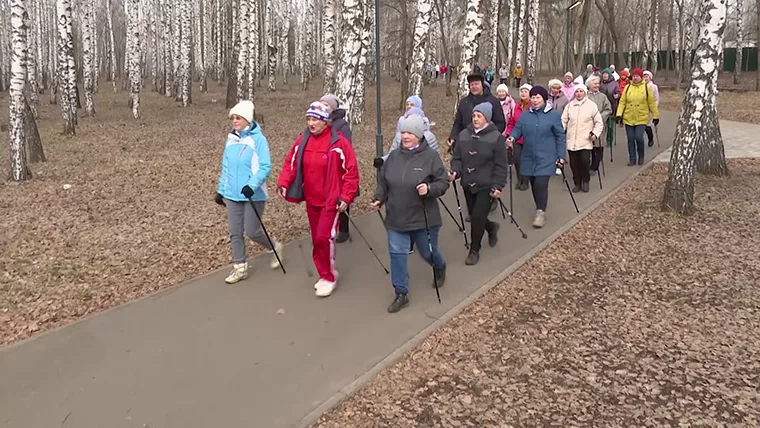 Больше 100 нижнекамцев приняли участие во втором фестивале скандинавской ходьбы