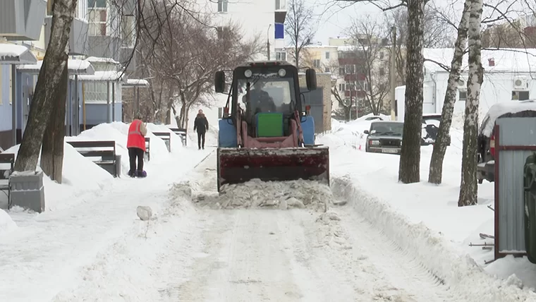 «Не останавливаемся ни на минуту»: очистка улиц Нижнекамска от снега идет круглосуточно