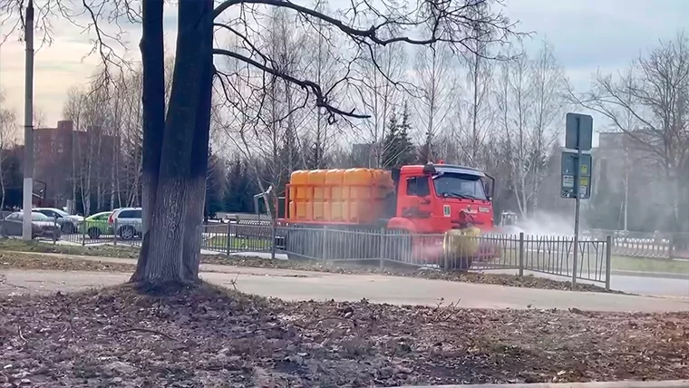 В Нижнекамске отмывают улицы с помощью спецоборудования