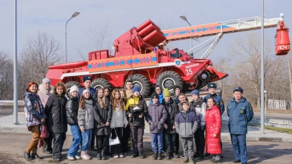 Нижнекамские пожарные устроили для шестиклассников показательный выезд - НТР 24