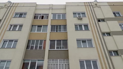 Жительница Нижнекамска нашла послание из прошлого под линолеумом - НТР 24