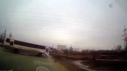 «Вот такие  ездят за рулём»: в Нижнекамске из-за беспечности водителя автобуса чуть не случилась авария - НТР 24