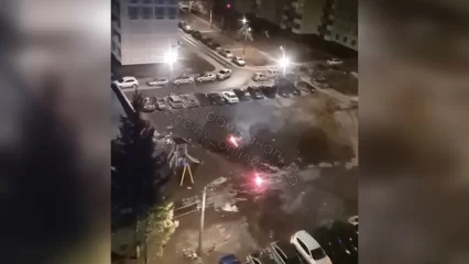 Неизвестные запустили фейерверк по припаркованным машинам в одном из дворов Нижнекамска - НТР 24