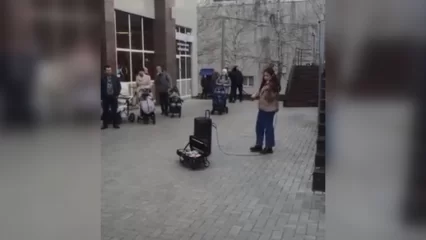 В Нижнекамске уличный музыкант поразил прохожих игрой на скрипке - НТР 24